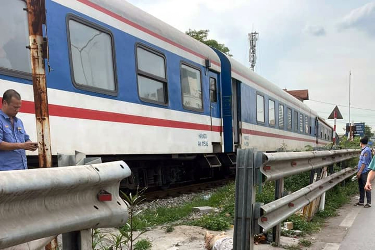 Người phụ nữ bị tàu hỏa đâm tử vong gần ga Văn Điển ở Hà Nội