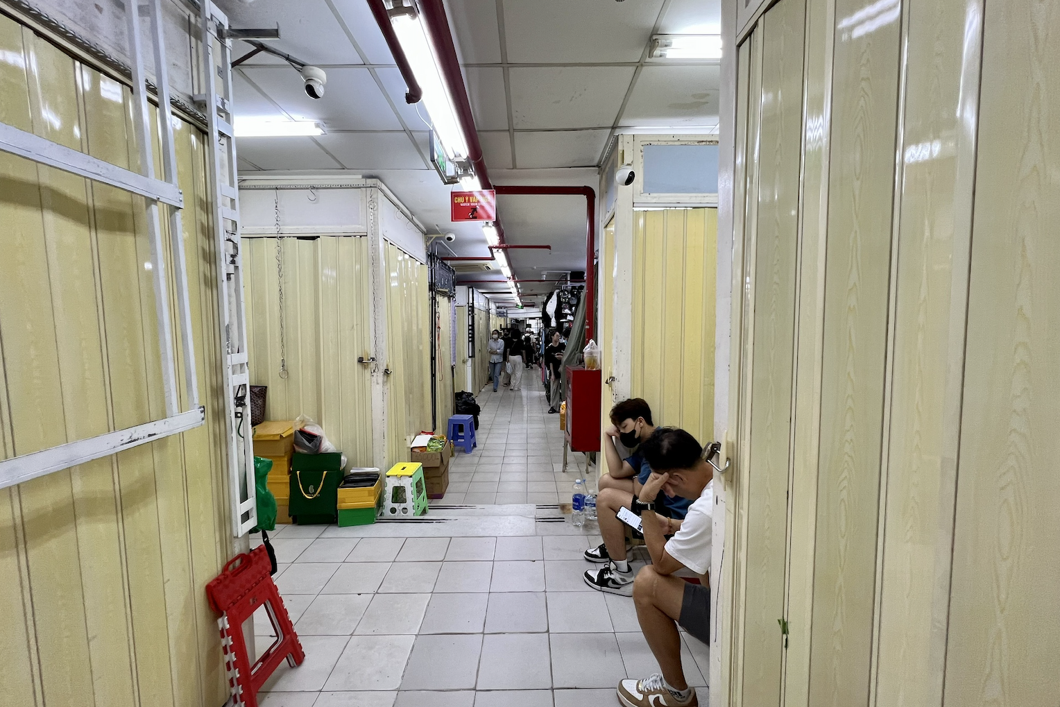 Nhiều ki-ốt ở Saigon Square đóng cửa, âm thầm chuyển hàng ra ngoài né kiểm tra