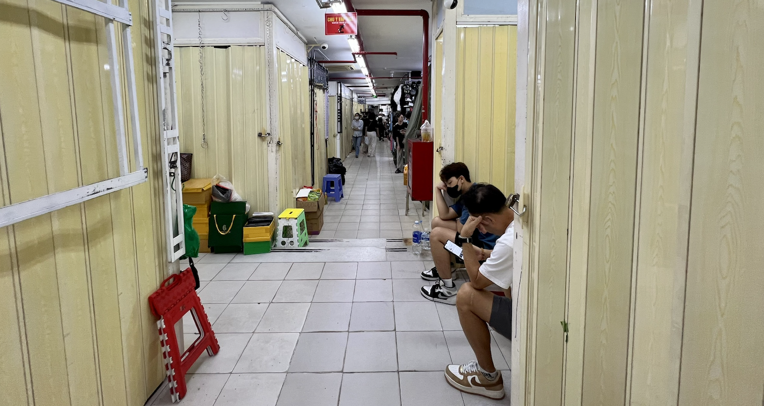 Nhiều ki-ốt ở Saigon Square đóng cửa, âm thầm chuyển hàng ra ngoài né kiểm tra