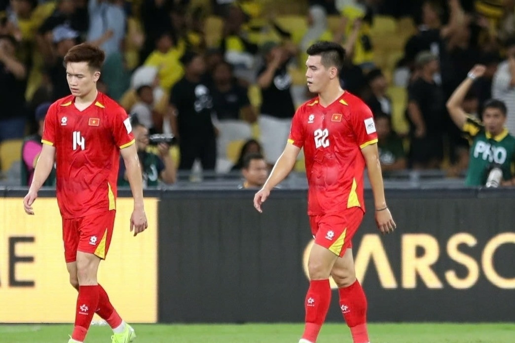 Tuyển Việt Nam: Cú ngã cần thiết để tỉnh ngộ