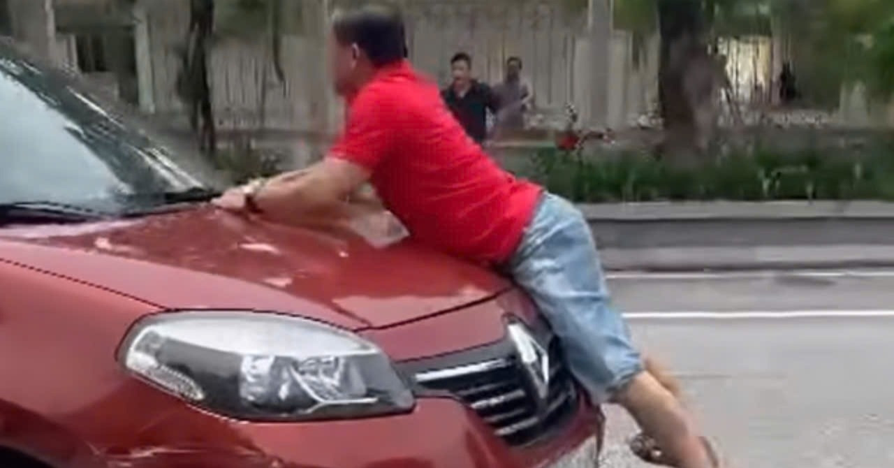 Va chạm giao thông, người đàn ông bám nắp capo suốt 100m ngăn đối phương rời đi