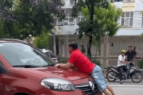 Va chạm giao thông, người đàn ông bám nắp capo suốt 100m ngăn đối phương rời đi