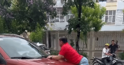 Va chạm giao thông, người đàn ông bám nắp capo suốt 100m ngăn đối phương rời đi
