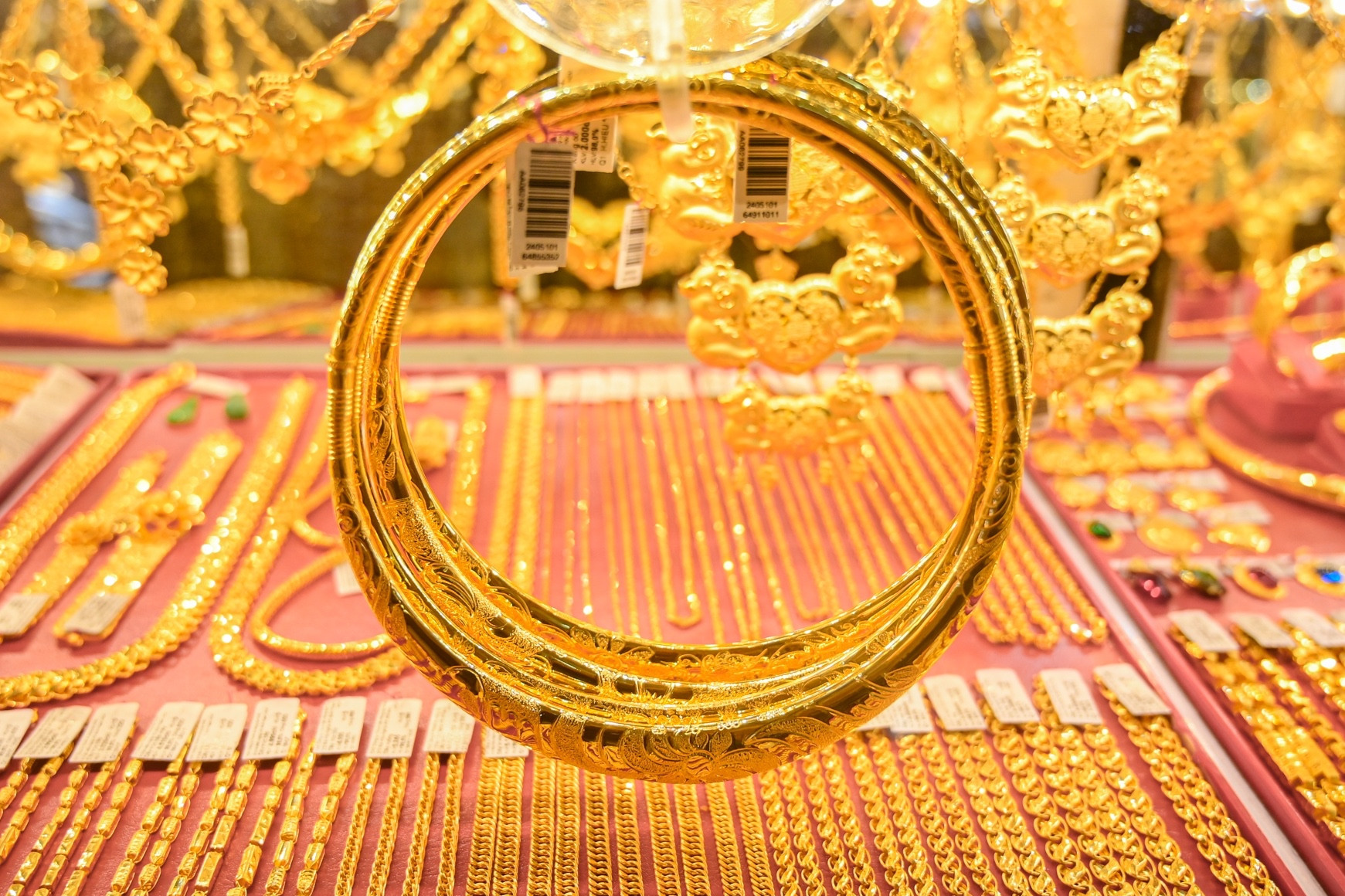 Giá vàng hôm nay 15/6/2025 tiến gần mức cao kỷ lục, vàng SJC tăng vọt