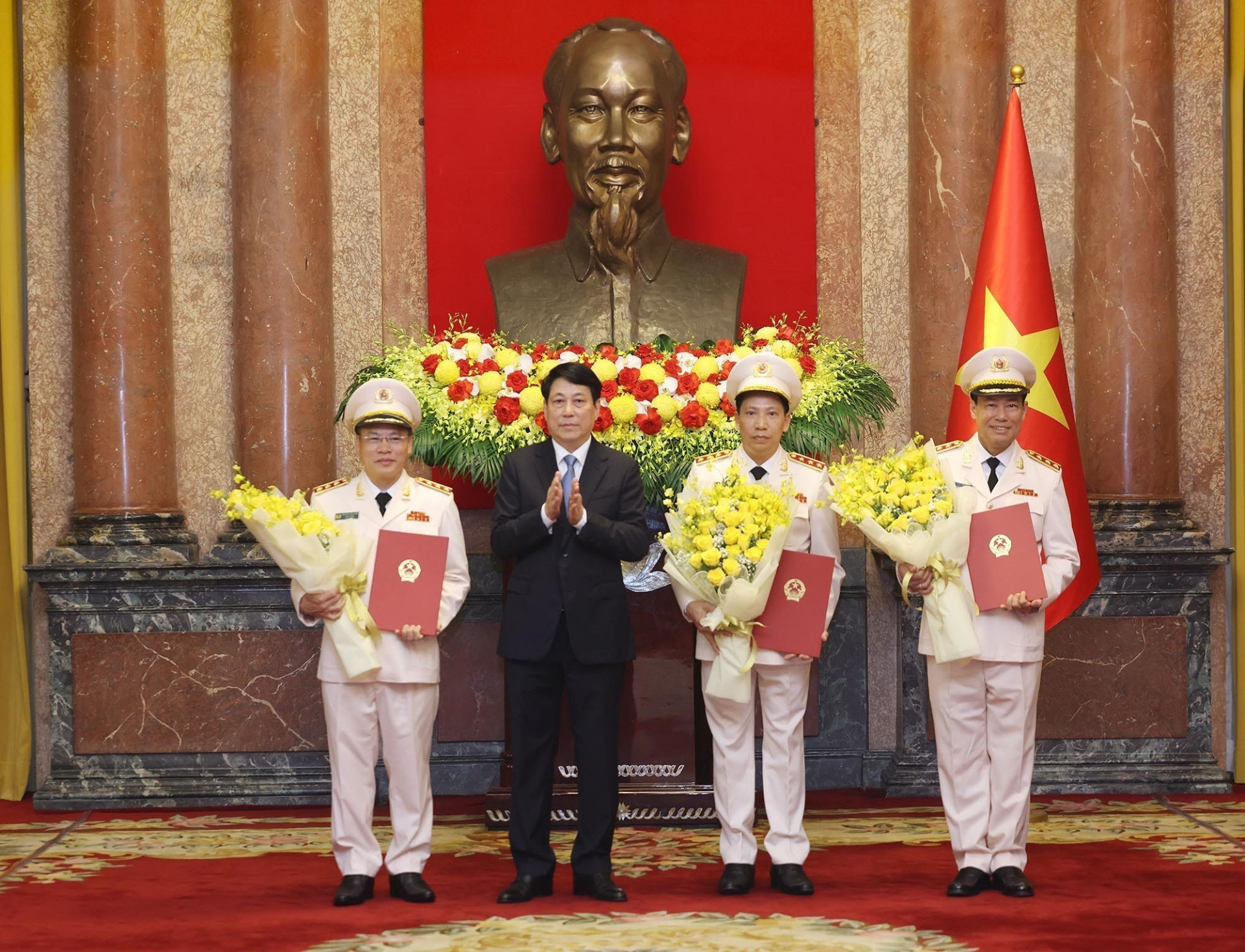 vna_potal_chu_tich_nuoc_trao_quyet_dinh_thang_cap_bac_ham_thuong_tuong_voi_ba_thu_truong_bo_cong_an_8091718 (1).jpg