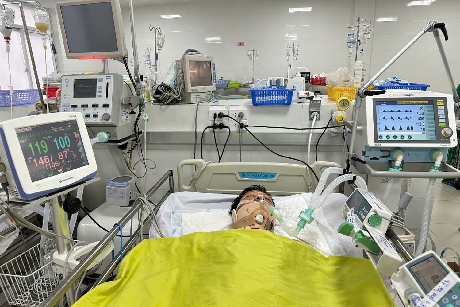 Vợ cùng 2 con tử vong trên đường về quê, người chồng nguy kịch cần giúp đỡ