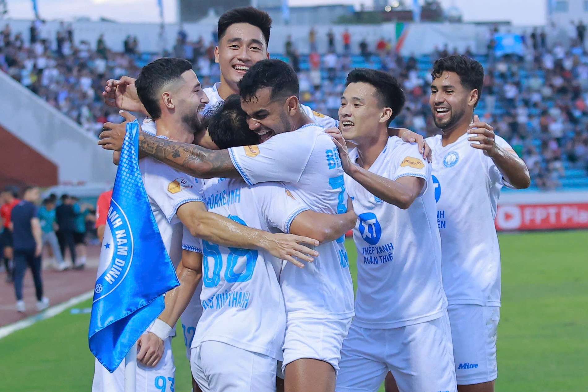 Vòng 25 V-League: Chờ Nam Định nâng Cúp, vé xuống hạng gọi tên