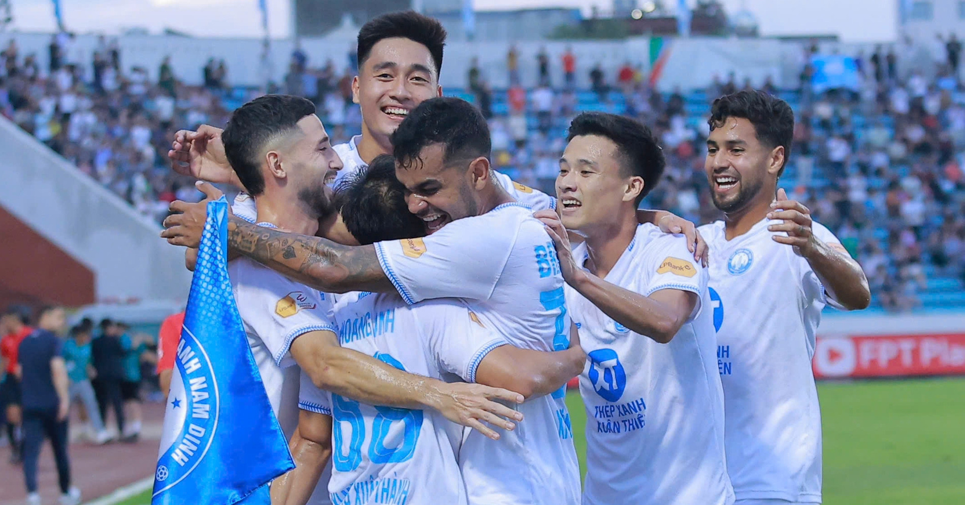 Vòng 25 V-League: Chờ Nam Định nâng Cúp, vé xuống hạng gọi tên