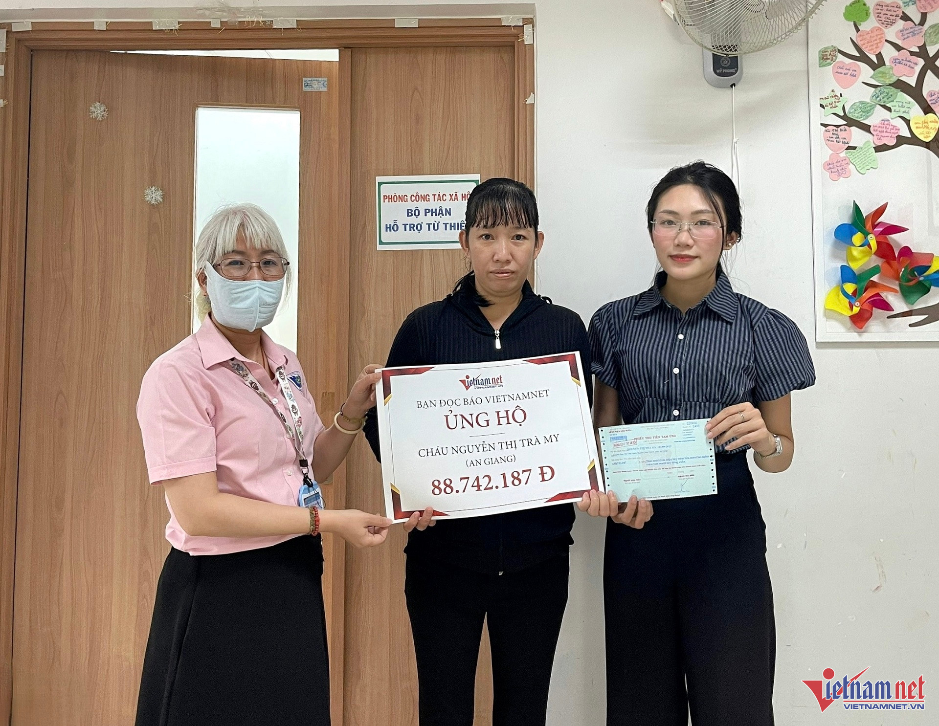 W-trà my trao tiền.jpg