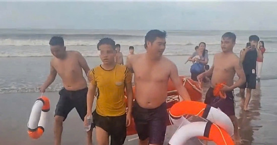 Bản tin chiều 15/6: Thêm nhóm du khách bị sóng cuốn trong lúc tắm biển ở Hà Tĩnh