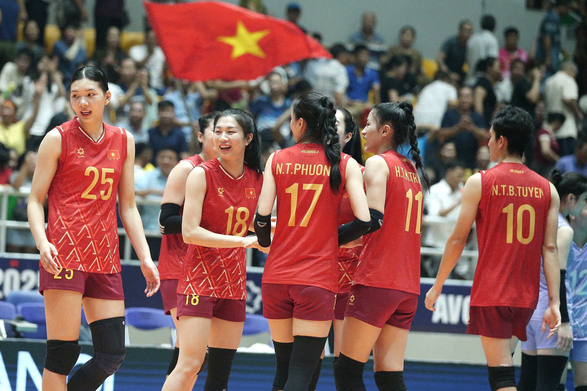 Bóng chuyền nữ VN làm nên lịch sử, dồn sức thắng Thái Lan