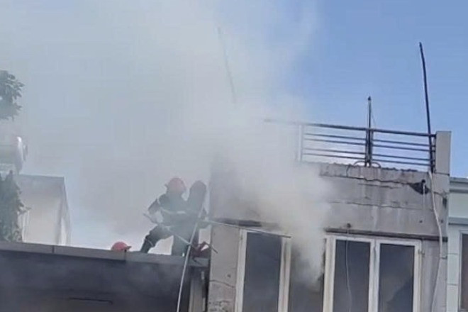 Cháy căn nhà 4 tầng trong khu buôn bán sầm uất ở TPHCM