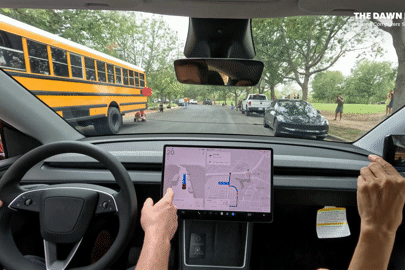 Chế độ tự lái trên xe Tesla lỗi nặng, liên tiếp tông vào hình nộm trẻ em