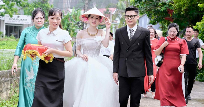 Cưới bạn thân cùng xóm, cô dâu đọc lời thề nguyện khiến chú rể rơi nước mắt