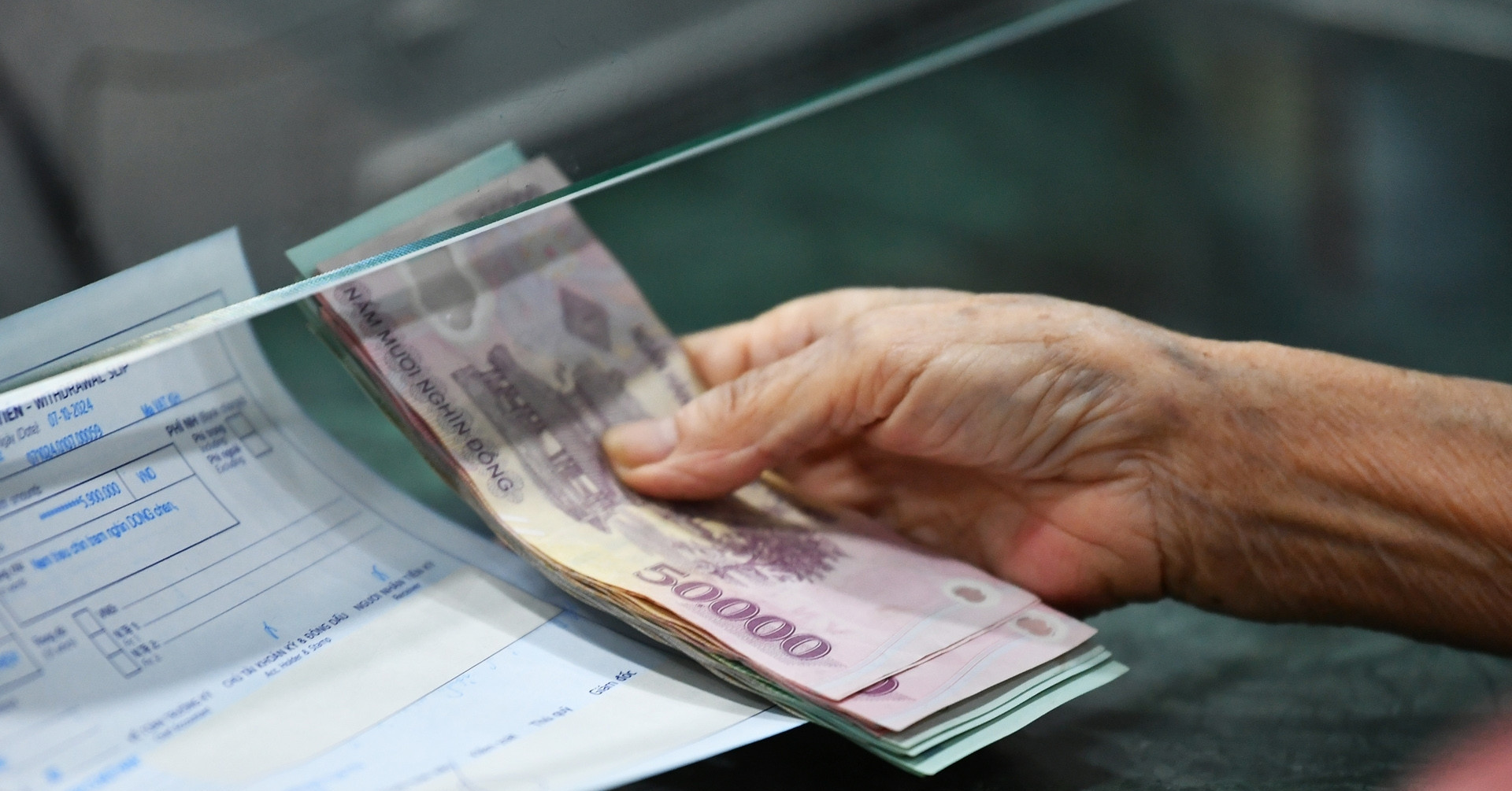 Vì sao người lao động đi làm đủ sống, về hưu 'thiếu ăn'?