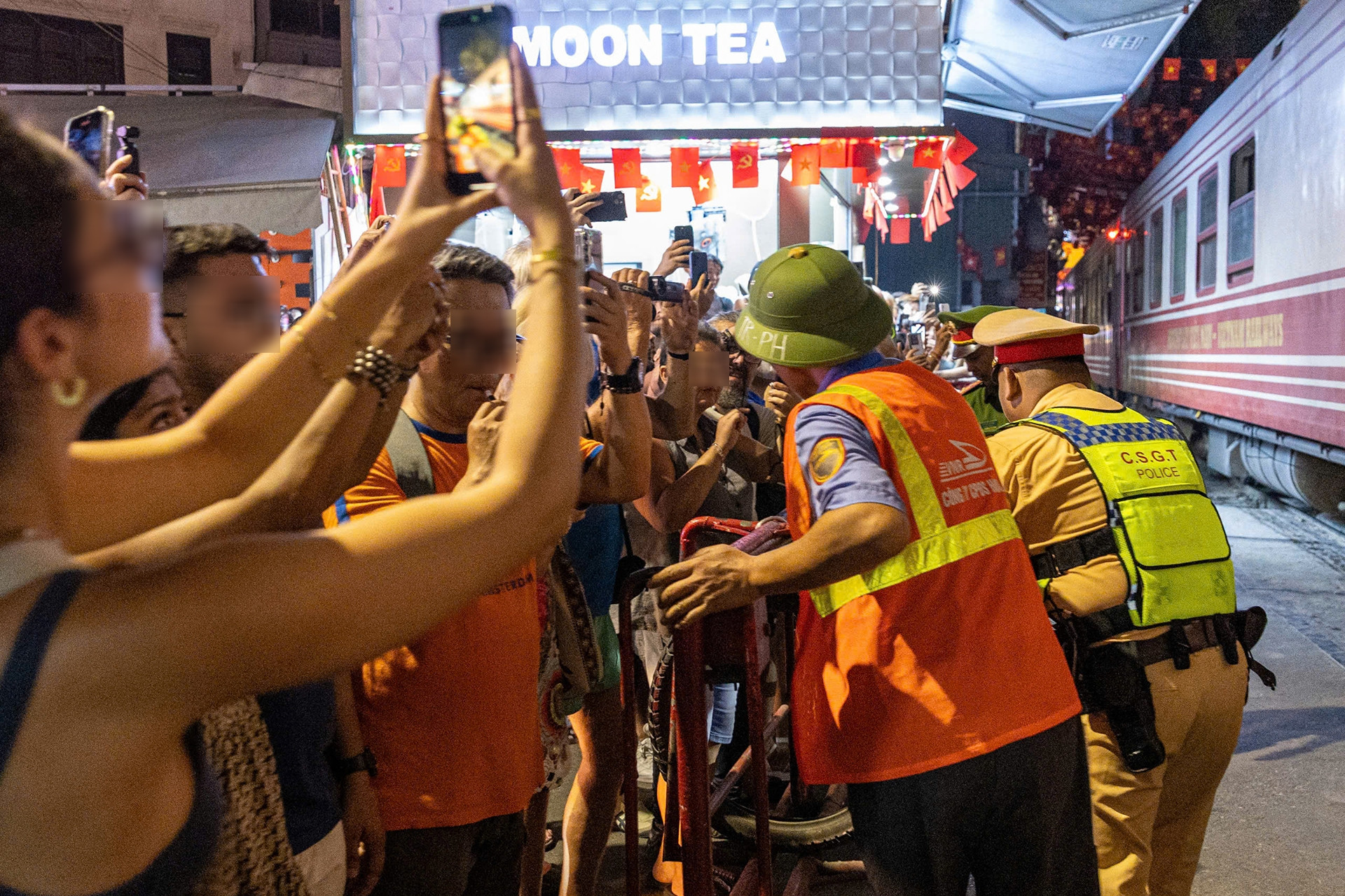 Diễn biến nóng tại phố cà phê đường tàu trong đêm sau vụ khách suýt bị tàu hỏa cán