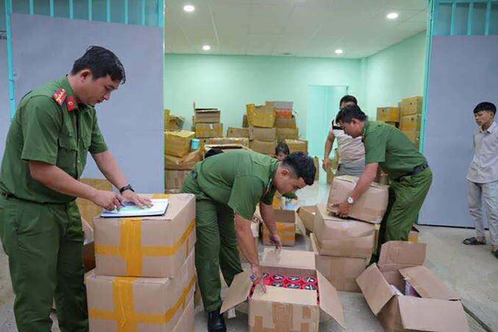 Hai phụ nữ 'chế' kem trộn, bán hơn 100.000 đơn hàng qua mạng, thu 10 tỷ đồng