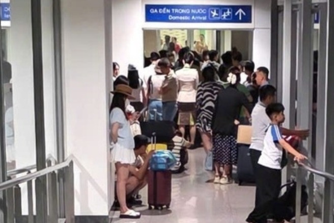 Hành khách 'mắc kẹt' 30 phút trong ống lồng ga đến Tân Sơn Nhất vì lý do bất ngờ