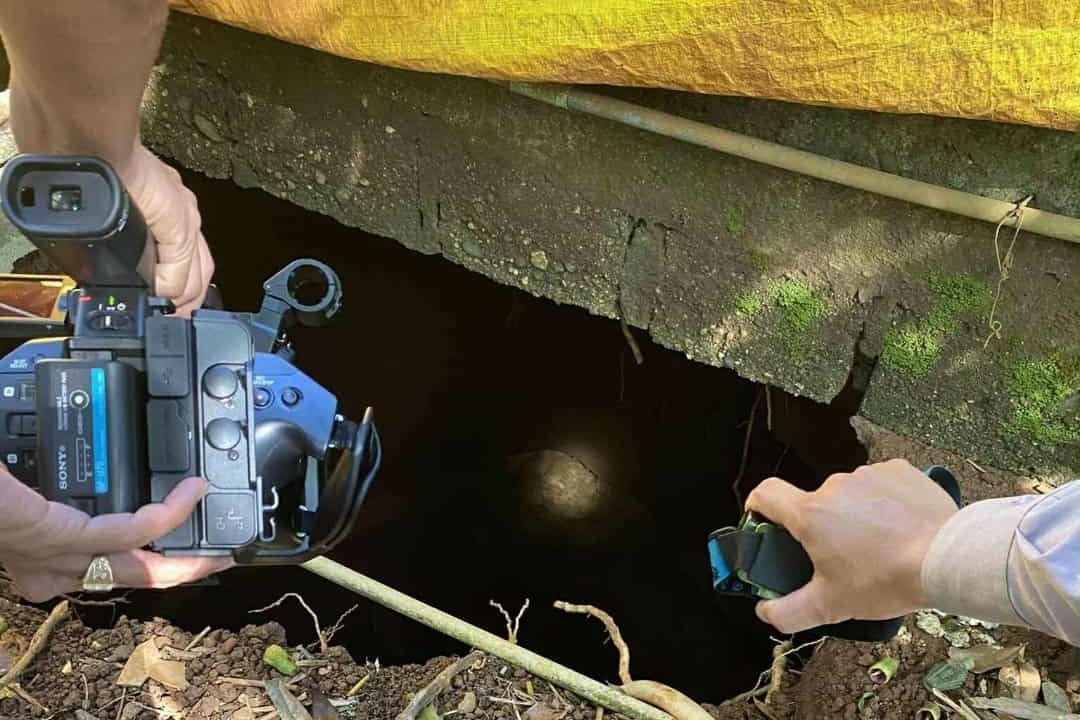 Hố sâu 5m xuất hiện trong vườn nhà dân ở Quảng Trị