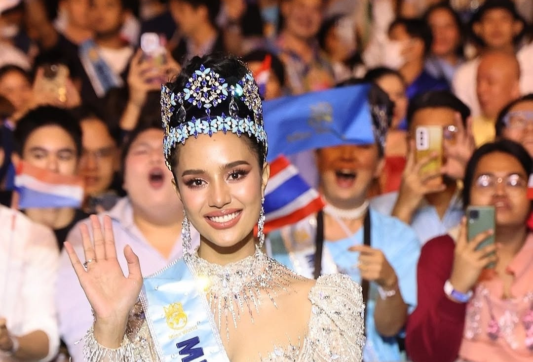 Hoa hậu Thế giới 2025 bật khóc, quỳ cảm ơn giữa biển người hâm mộ