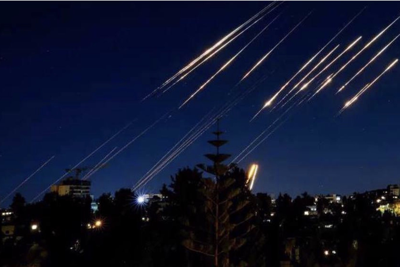 Iran sử dụng tên lửa đạn đạo cơ động mới tấn công Israel