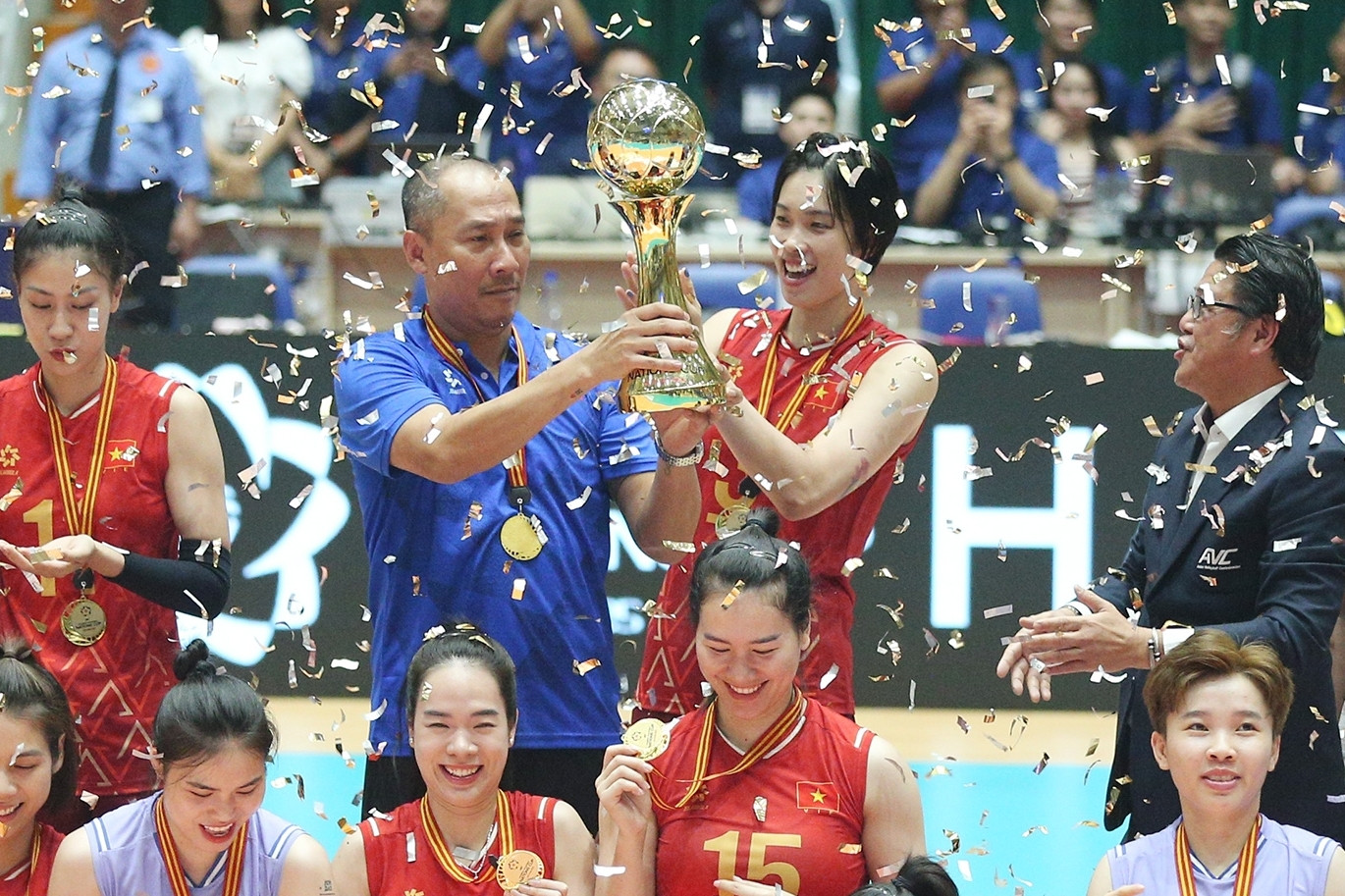 Khoảnh khắc Thanh Thúy, Bích Tuyền nâng Cúp vô địch châu Á