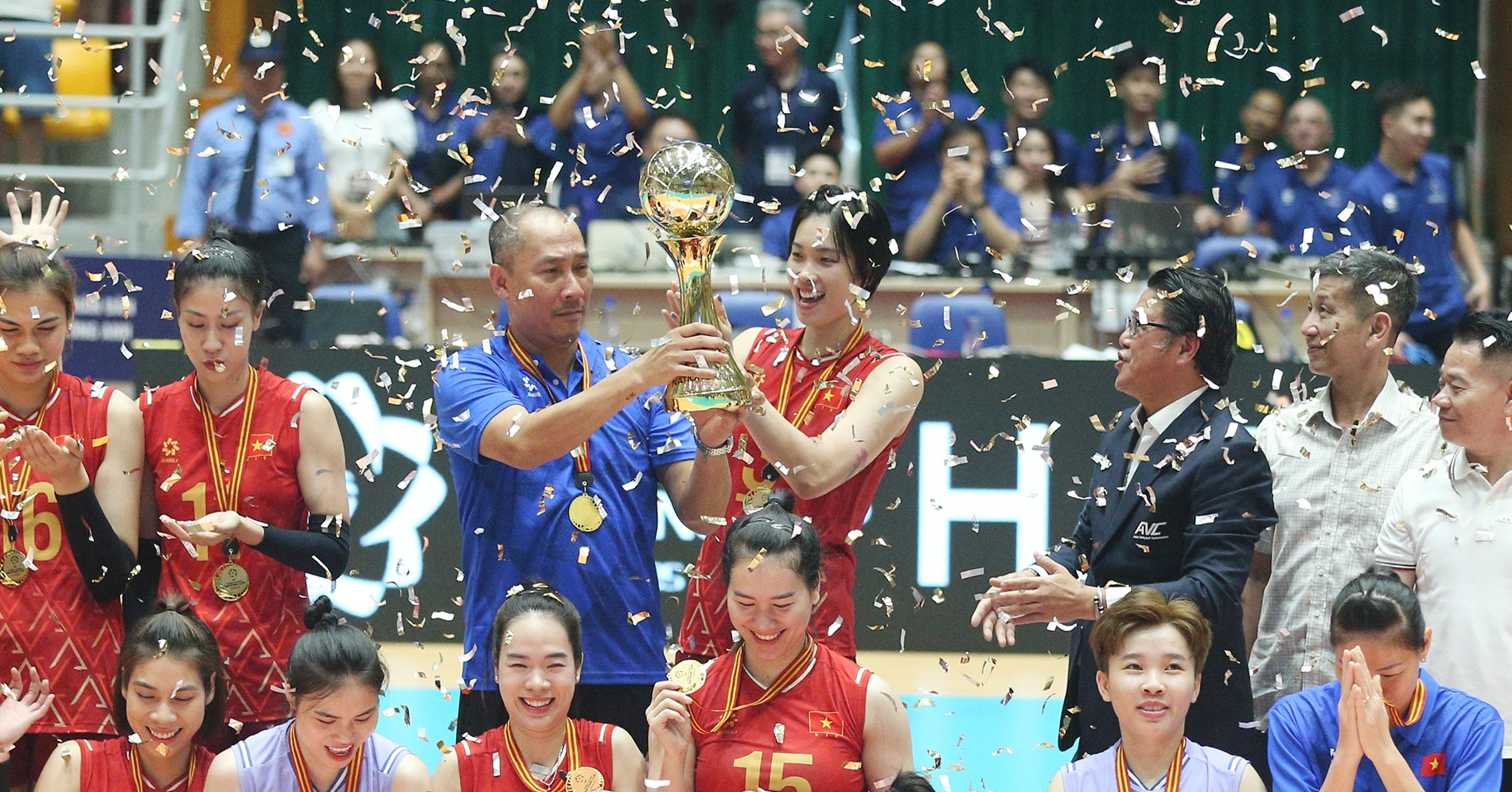 Khoảnh khắc Thanh Thúy, Bích Tuyền nâng Cúp vô địch châu Á
