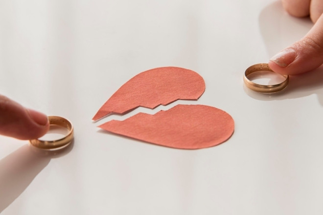 Ly hôn nhưng vẫn sống chung nhà, người phụ nữ bị chê gàn dở