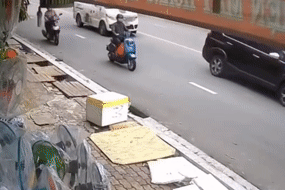 Nóng trên đường: Những pha đi xe máy 'mắt để sau lưng' và cái kết đau điếng