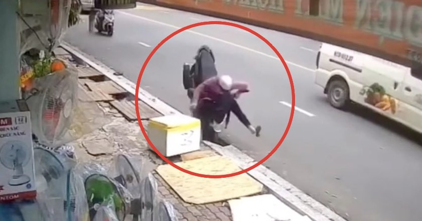 Nóng trên đường: Những pha đi xe máy 'mắt để sau lưng' và cái kết đau điếng