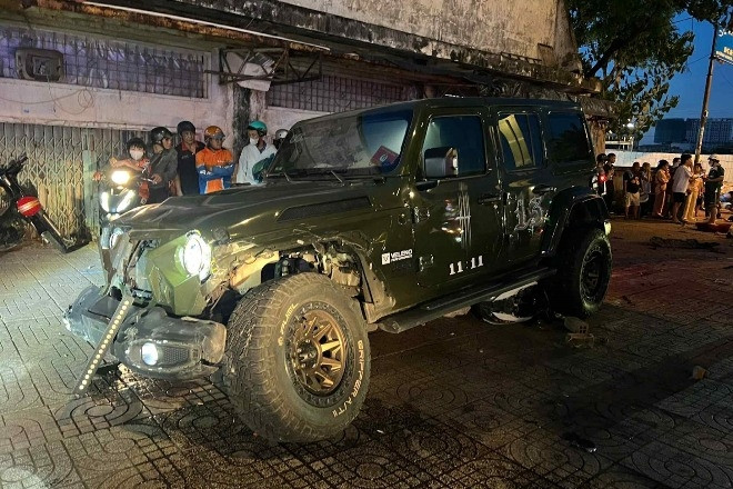 Ô tô tông loạt xe máy ở TPHCM, 2 người chết