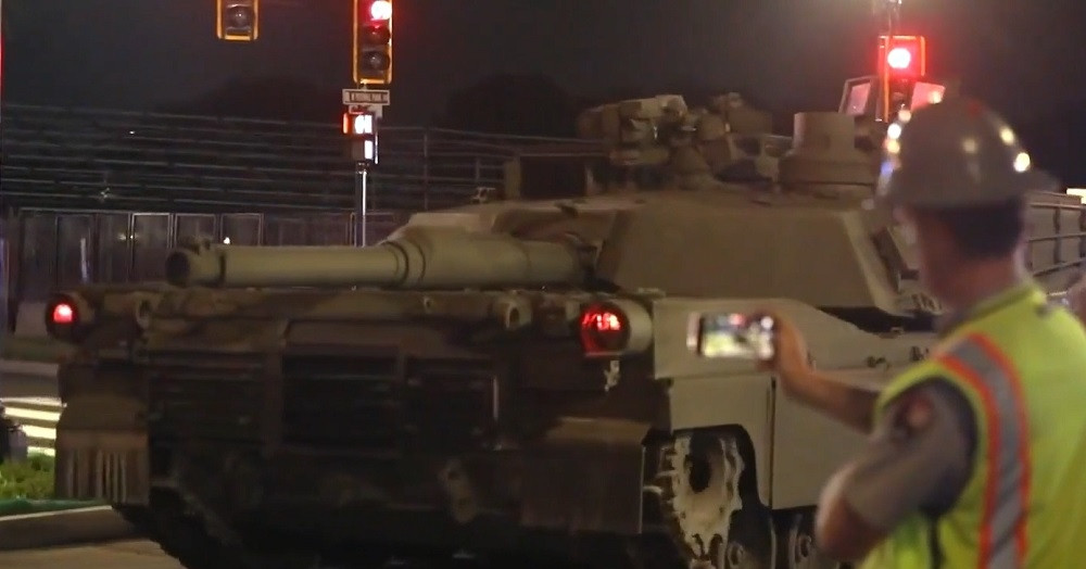 Sức mạnh xe tăng M1 Abram tham gia duyệt binh kỷ niệm ngày thành lập Lục quân Mỹ