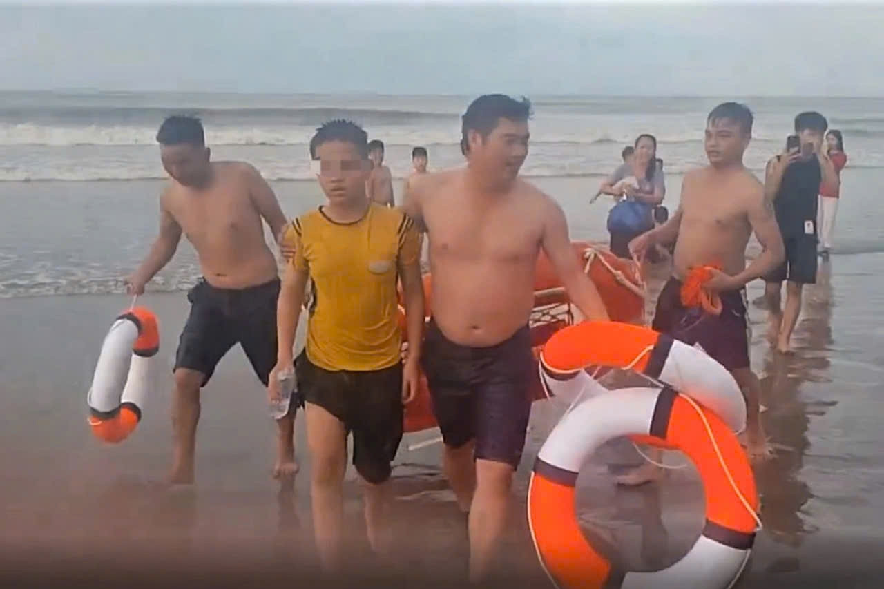 Thêm nhóm du khách bị sóng cuốn trong lúc tắm biển ở Hà Tĩnh