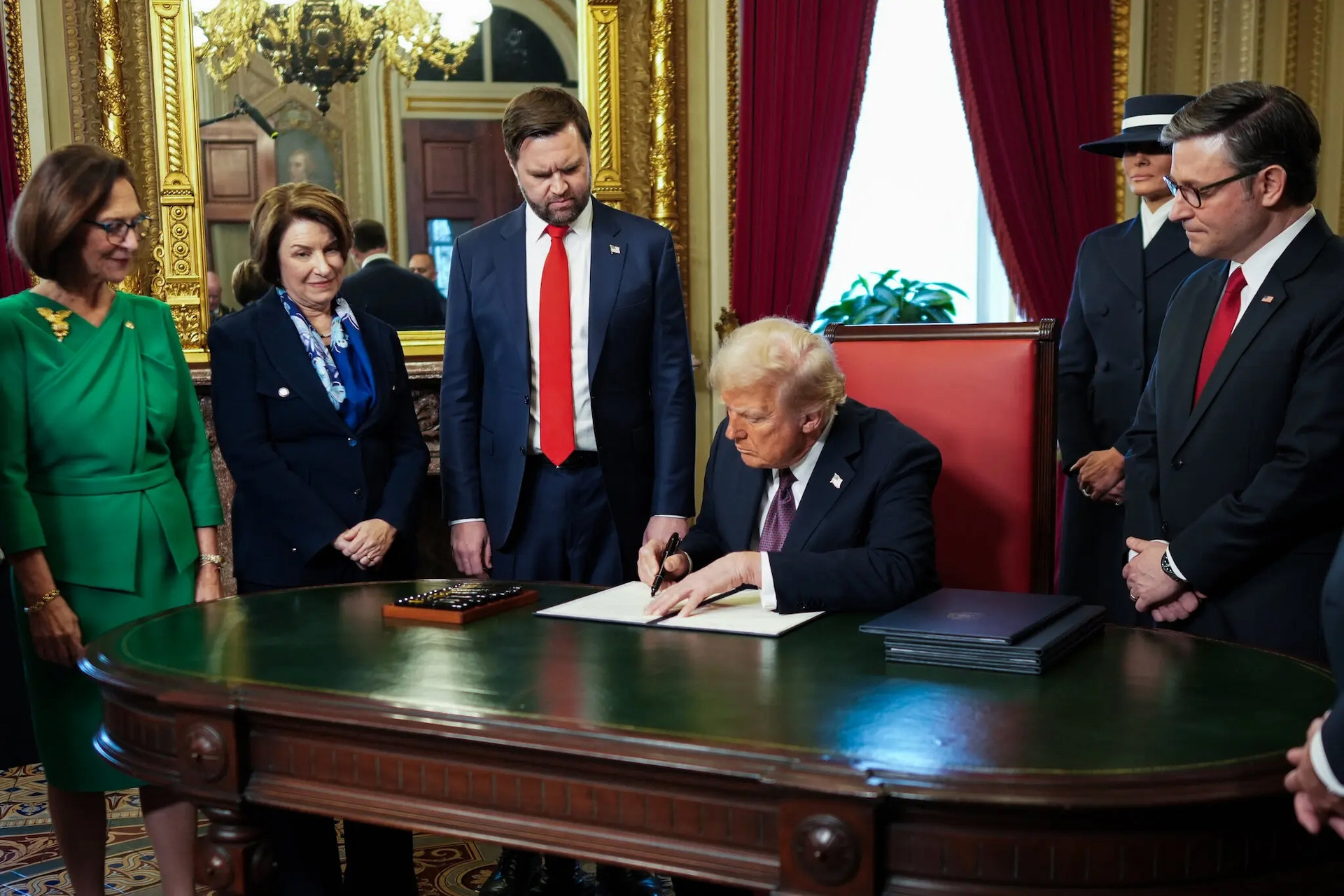 Tổng thống Donald Trump và chính sách đối ngoại: Luật chơi và… chơi luật