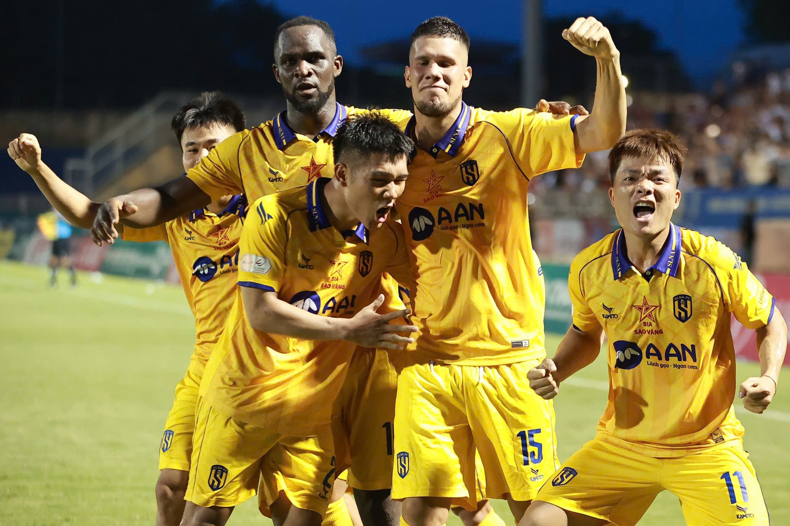 TP.HCM và SLNA trụ hạng, Đà Nẵng vùng lên muộn màng