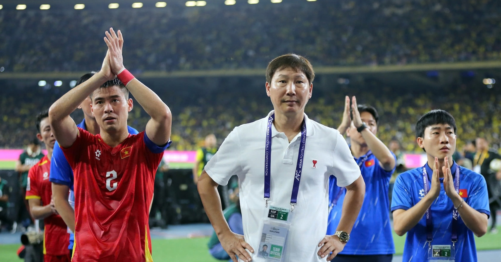 HLV Kim Sang-sik không ngừng khích lệ các cầu thủ