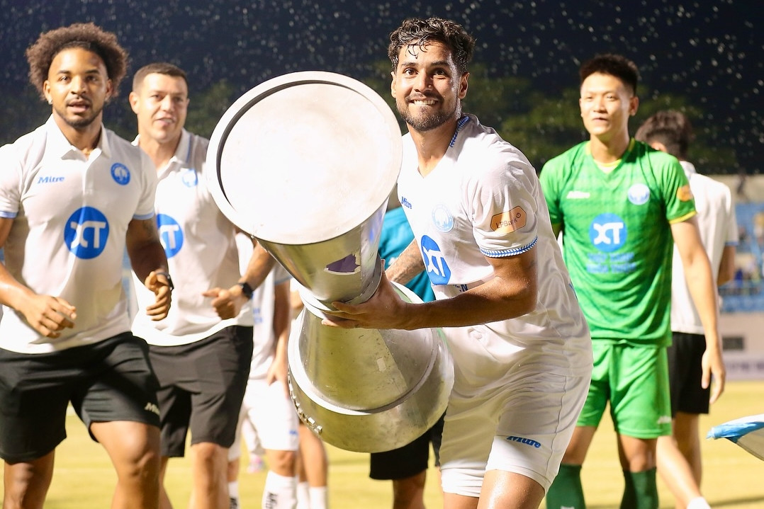 Xuân Son cùng Nam Định ăn mừng cực sung chức vô địch V-League