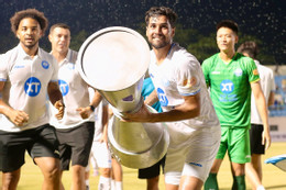Xuân Son cùng Nam Định ăn mừng cực sung chức vô địch V-League