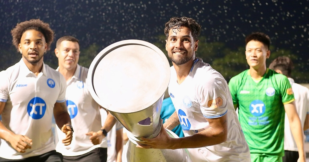 Xuân Son cùng Nam Định ăn mừng cực sung chức vô địch V-League