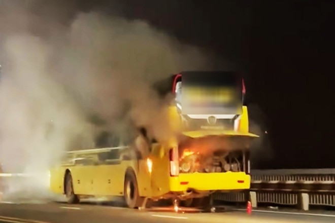 Bản tin sáng 16/6: Xe khách giường nằm bốc cháy trên cầu Thăng Long