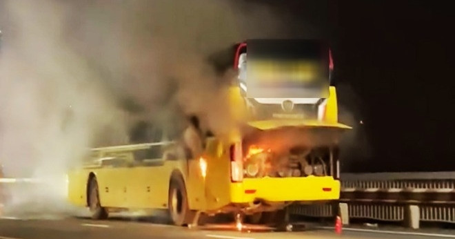 Bản tin sáng 16/6: Xe khách giường nằm bốc cháy trên cầu Thăng Long