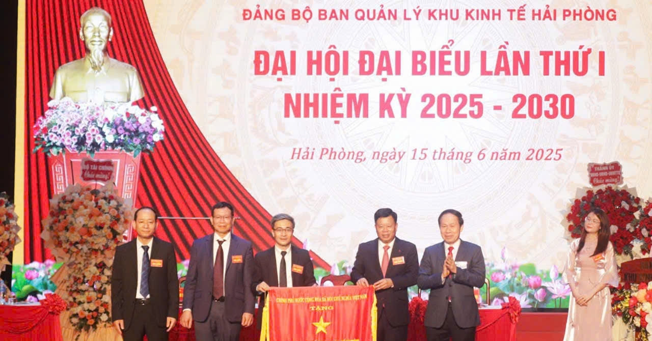 Ban quản lý Khu kinh tế Hải Phòng nhận Cờ thi đua của Chính Phủ
