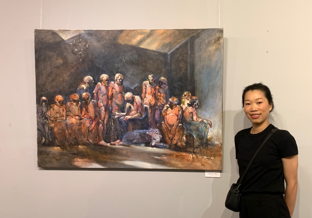 batch_Hoạ sĩ Kim Chi bên tác phẩm Ngày tuyên di chúc.jpg