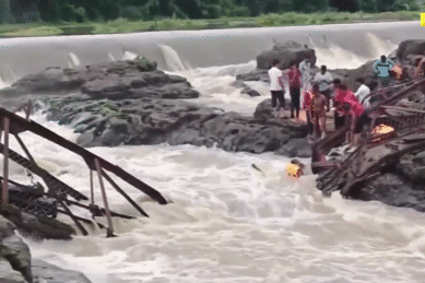 Cầu sập khi du khách đang chụp ảnh, hàng chục người rơi xuống sông xiết