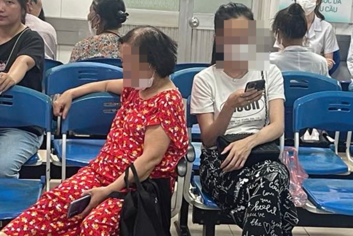 Cô gái 19 tuổi nhập viện tâm thần vì chứng vui vẻ quá mức