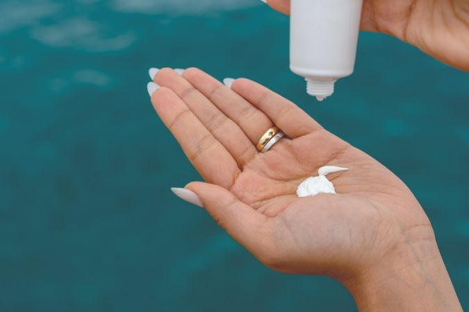 Gương mặt bị tàn phá bởi mỹ phẩm mua trên mạng, cô gái cầu cứu bác sĩ