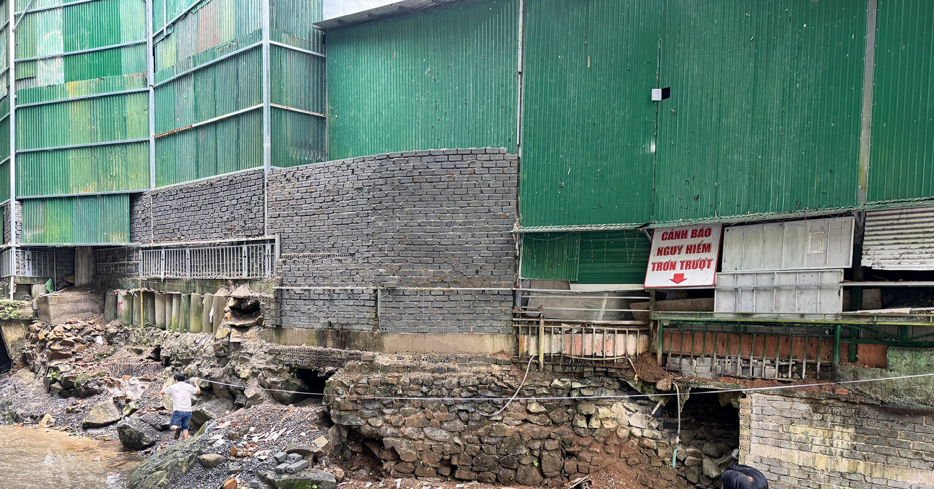 Công trình lạ bịt kín bằng tôn trên đèo Bảo Lộc: Lộ diện loạt vi phạm