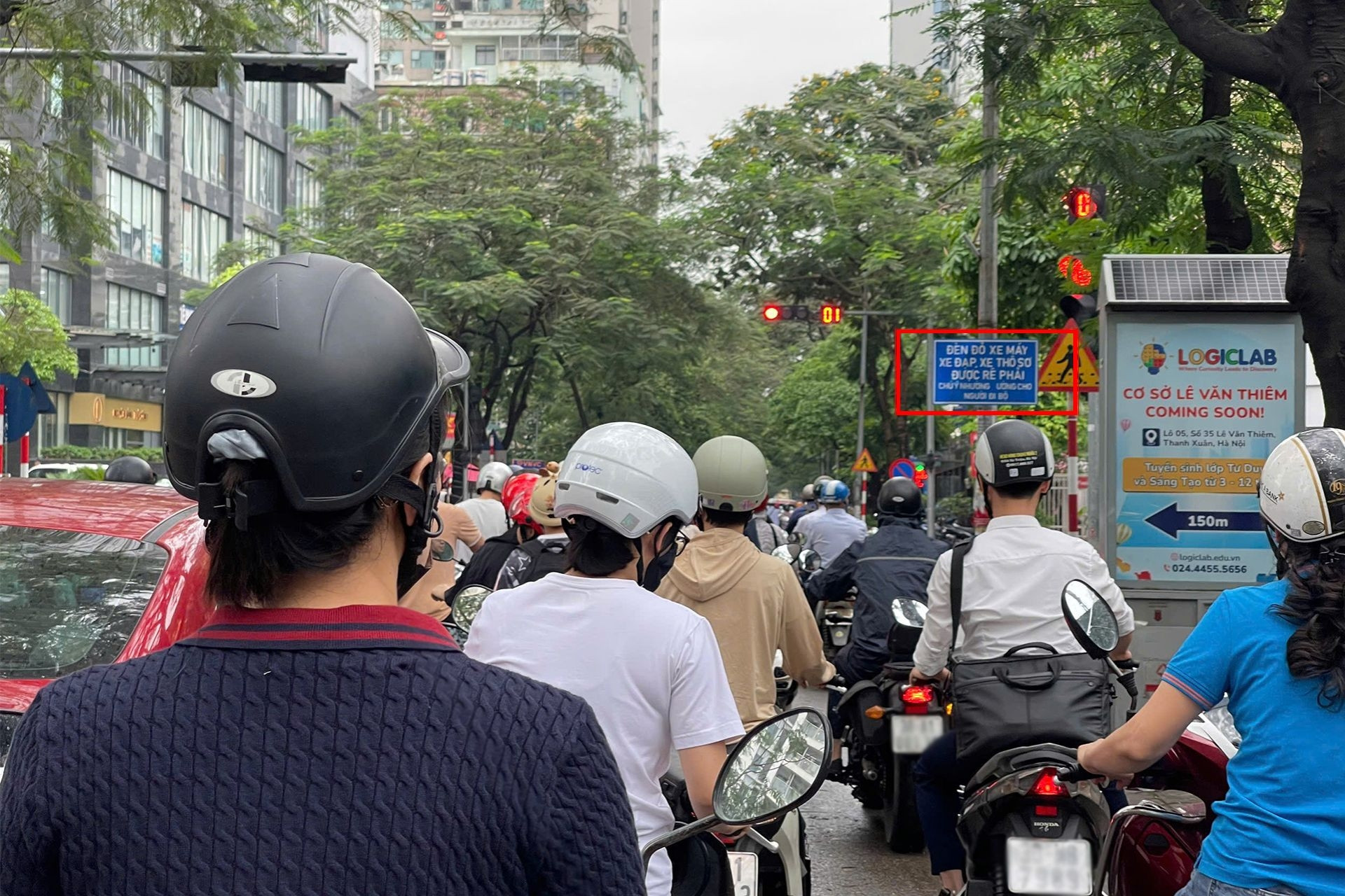 Đèn đỏ được rẽ phải, nhưng rẽ được hay không phụ thuộc vào hên xui