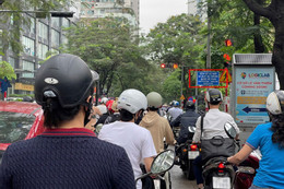 Đèn đỏ được rẽ phải, nhưng rẽ được hay không phụ thuộc vào hên xui
