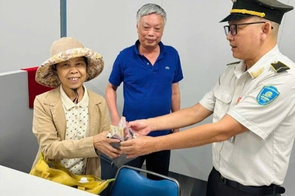 Hành khách bỏ quên gần 600 triệu đồng ở ga T3 Tân Sơn Nhất